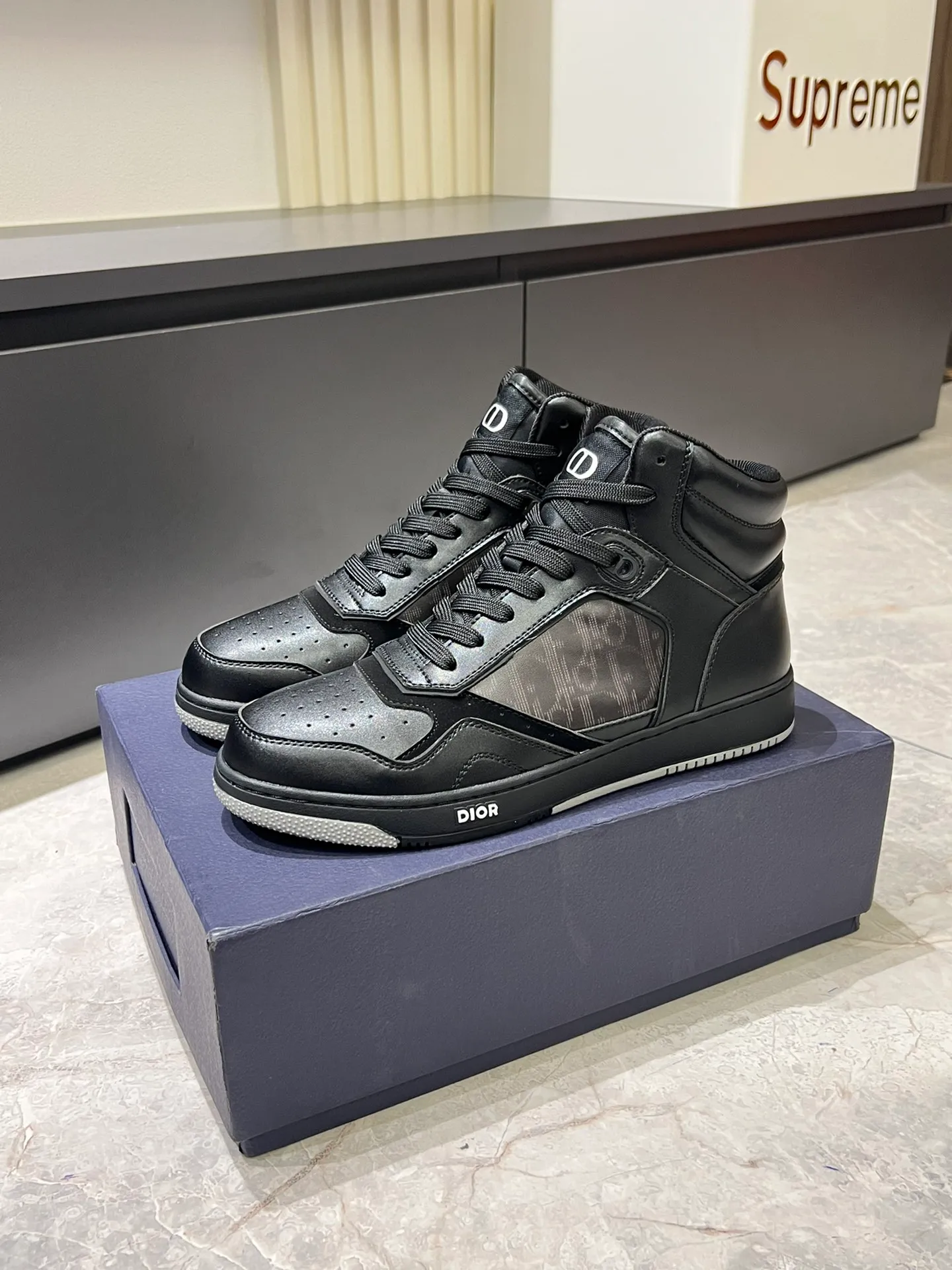 Men's shoes 💰p460 "Dio*" mid-top B27 casual sneakers. This B27 high-top sneaker is a new product in the series and continues Di*r's classic style. Crafted from gray and white smooth calf leather with beige and black Oblique print panels on the sides. The "CD Icon" shaped shoelace eyelets are clever and delicate, and the two-color rubber sole, rear collar and heel are all equipped with the brand's iconic details to enhance the style. Oblique printed straps at the ankle allow for an adjustable fit to complement the overall design. Fashionable and versatile, it can complement any look. Create an exquisite design with unique dynamic vitality and modern atmosphere, presented in low-top and high-top styles. This new must-have shoe adds a new dimension to Dior's archive heritage, embodying modern elegance. Purchase the original version and make it 1:1. If you need top quality, please come to me! Male 38-44!